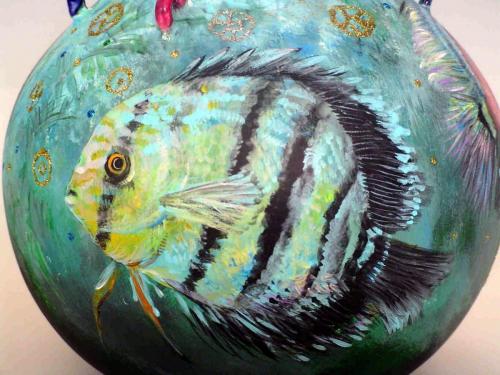 vase fish detail